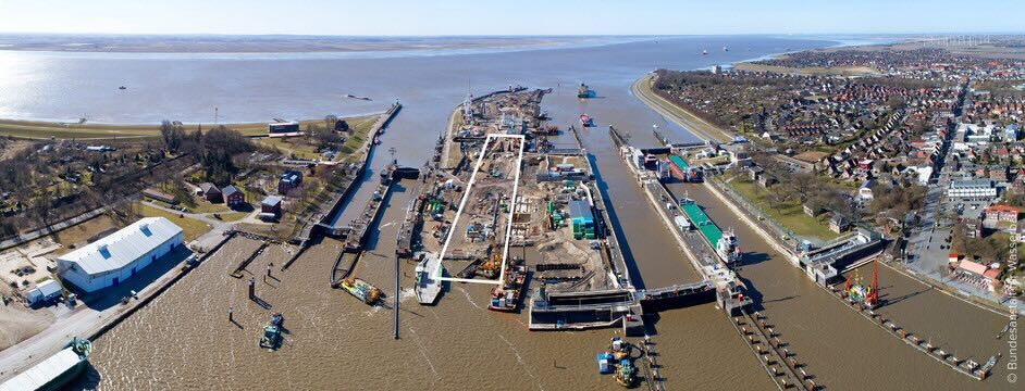 kleine Doppelkammer-Schleuse, mittig: Schleuseninsel mit eingezeichnetem Baufeld der 5. Schleusenkammer, rechts: große Doppelkammer-Schleuse Brunsbüttel