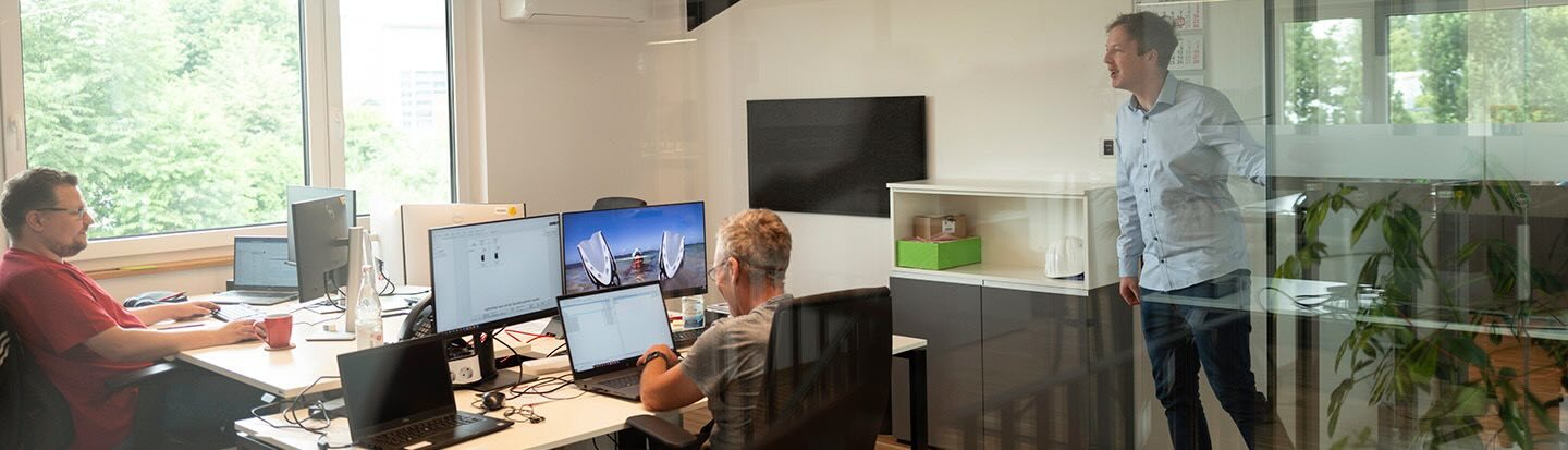 Mitarbeiter im Büro am Schreibtisch