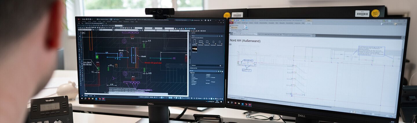 Mitarbeiter konstruiert am PC