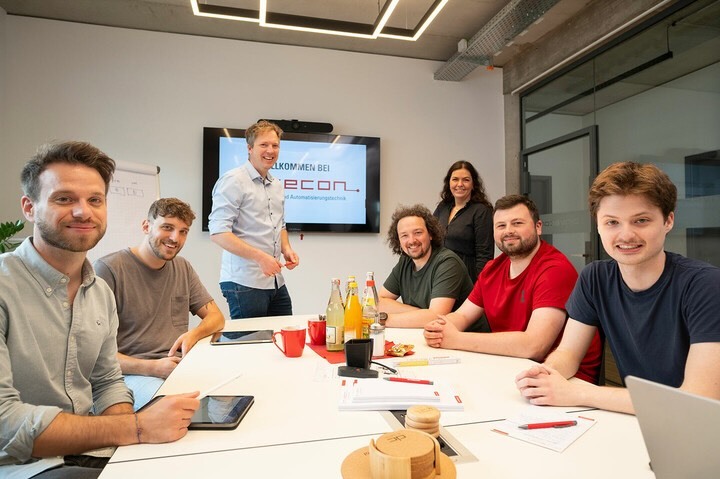 DriveCon Team im Besprechungsraum